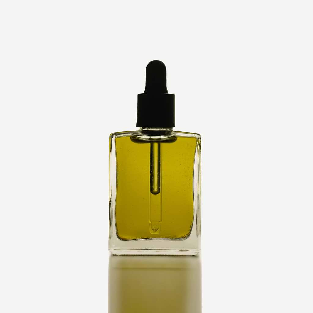 typology-assemblage-botanique-peaux-sensibles-au-cbd-650-mg-huile-de-nuit-apaisa image 4